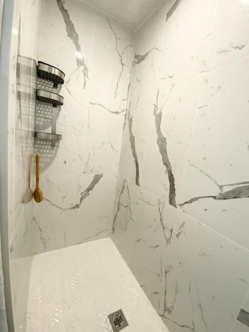 Beautiful Walk Out Basement Apartment In Pickering Near Beach Luaran gambar