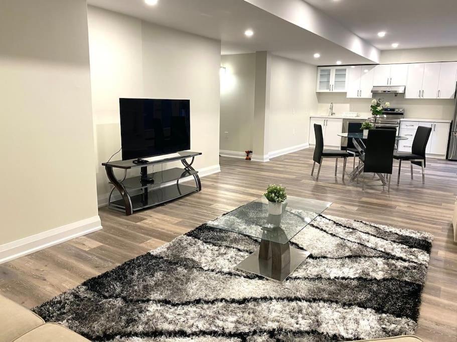 Beautiful Walk Out Basement Apartment In Pickering Near Beach Luaran gambar