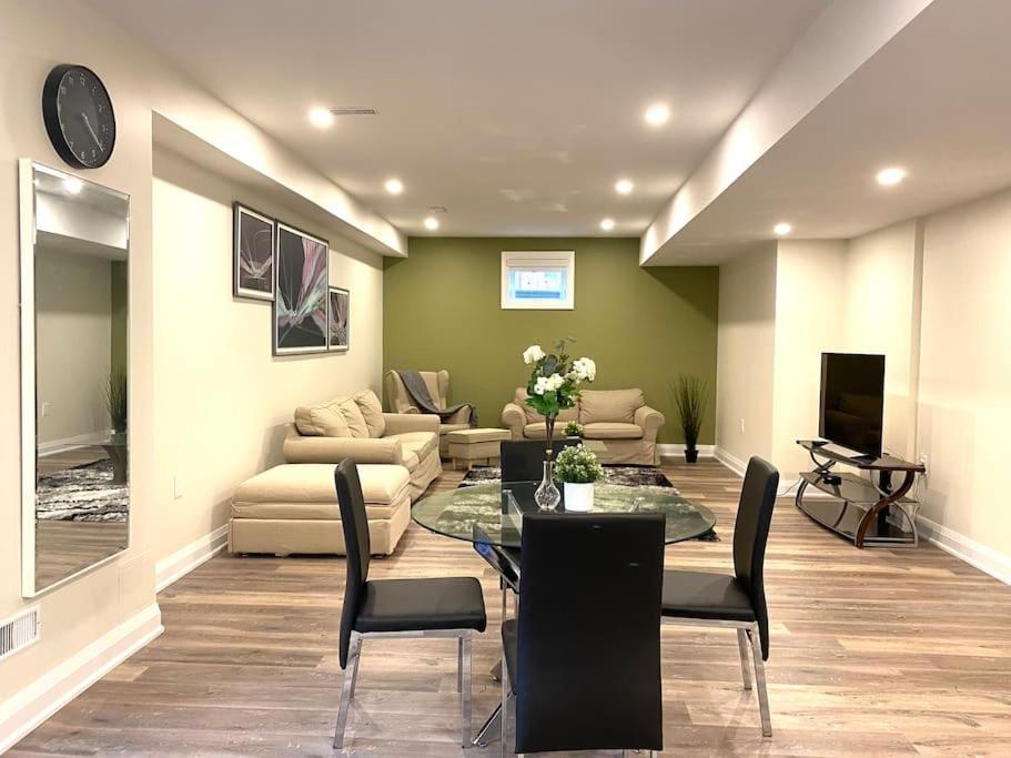 Beautiful Walk Out Basement Apartment In Pickering Near Beach Luaran gambar