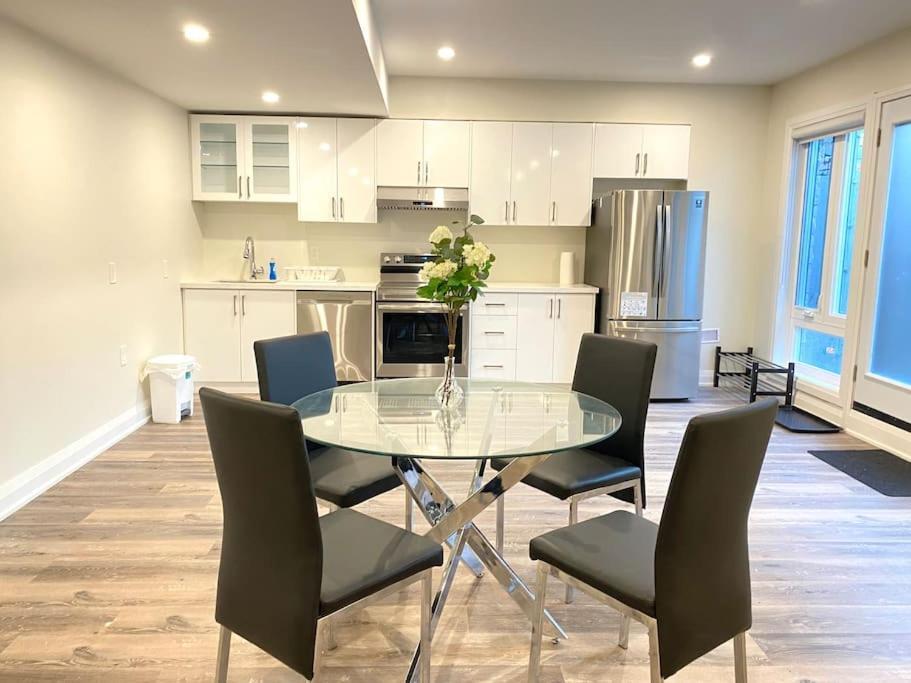 Beautiful Walk Out Basement Apartment In Pickering Near Beach Luaran gambar