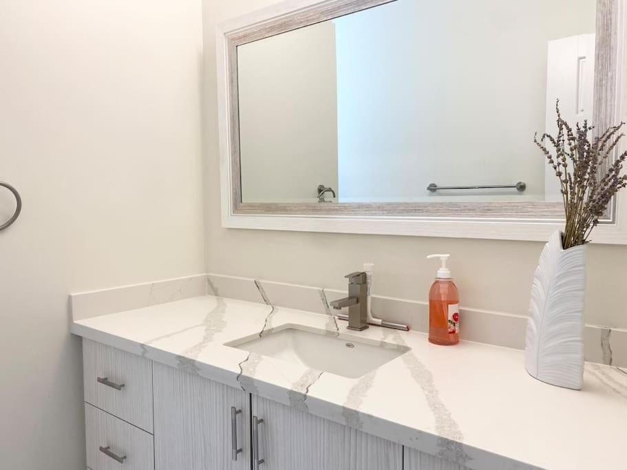 Beautiful Walk Out Basement Apartment In Pickering Near Beach Luaran gambar